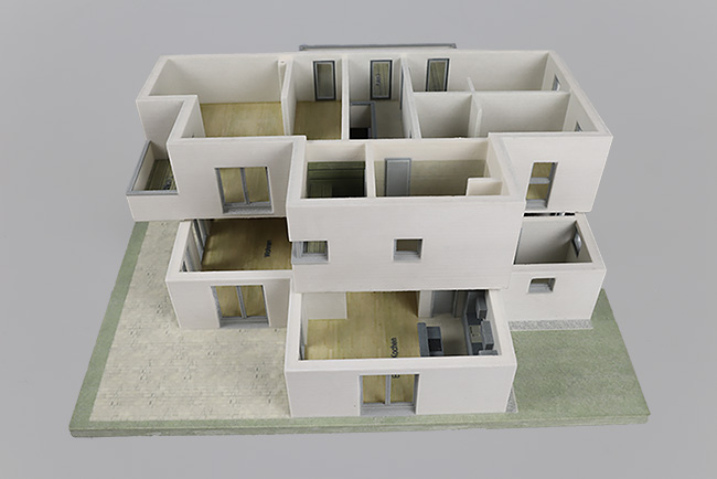 Nahaufnahme von einem gedruckten Haus aus dem 3D-Drucker in vollfarbe